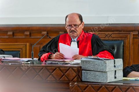 20 juin 2011 : Le juge Touhami Hafian a indiqué que le procès commencerait par la lecture des charges pesant contre Ben Ali, à savoir la possession illégale de drogues, d'armes, de devises étrangères, de bijoux et d'objets archéologiques.Tribunal de première Instance de Tunis, Chambre criminelle, la justice tunisienne a entamé aujourd’hui le procès de Benali et de sa femme en son absence, cette audience est la première parmi les 93 procédures engagées contre le président déchu, dont 35 relèvent de la justice militaire.Le procès d’aujourd’hui concerne l'affaire du palais de Sidi Dherif où une importante quantité de devises et des bijoux de valeur ont été saisis. Ben Ali est également accusé de  détention d'armes et de possession de stupéfiants, saisis au palais de Carthage.  Il est passible de peines allant de 5 à 20 ans de prison. 