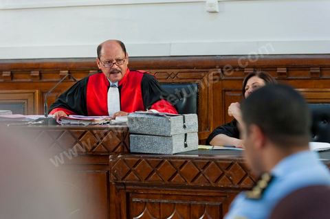 20 juin 2011 : Le juge Touhami Hafian a indiqué que le procès commencerait par la lecture des charges pesant contre Ben Ali, à savoir la possession illégale de drogues, d'armes, de devises étrangères, de bijoux et d'objets archéologiques.Tribunal de première Instance de Tunis, Chambre criminelle, la justice tunisienne a entamé aujourd’hui le procès de Benali et de sa femme en son absence, cette audience est la première parmi les 93 procédures engagées contre le président déchu, dont 35 relèvent de la justice militaire.Le procès d’aujourd’hui concerne l'affaire du palais de Sidi Dherif où une importante quantité de devises et des bijoux de valeur ont été saisis. Ben Ali est également accusé de  détention d'armes et de possession de stupéfiants, saisis au palais de Carthage.  Il est passible de peines allant de 5 à 20 ans de prison. 