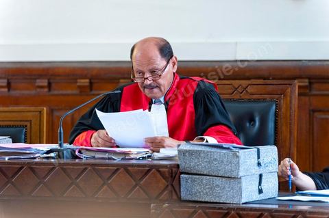 20 juin 2011 : Le juge Touhami Hafian a indiqué que le procès commencerait par la lecture des charges pesant contre Ben Ali, à savoir la possession illégale de drogues, d'armes, de devises étrangères, de bijoux et d'objets archéologiques.Tribunal de première Instance de Tunis, Chambre criminelle, la justice tunisienne a entamé aujourd’hui le procès de Benali et de sa femme en son absence, cette audience est la première parmi les 93 procédures engagées contre le président déchu, dont 35 relèvent de la justice militaire.Le procès d’aujourd’hui concerne l'affaire du palais de Sidi Dherif où une importante quantité de devises et des bijoux de valeur ont été saisis. Ben Ali est également accusé de  détention d'armes et de possession de stupéfiants, saisis au palais de Carthage.  Il est passible de peines allant de 5 à 20 ans de prison. 