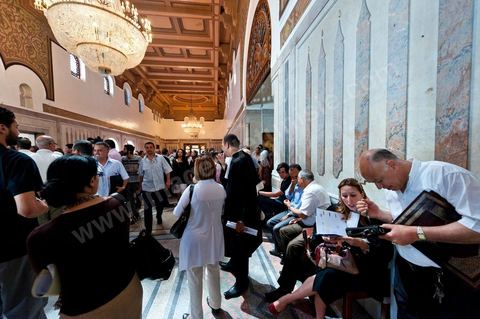 20 juin 2011 : Tribunal de première Instance de Tunis, Chambre criminelle, la justice tunisienne a entamé aujourd’hui le procès de Benali et de sa femme en son absence, cette audience est la première parmi les 93 procédures engagées contre le président déchu, dont 35 relèvent de la justice militaire.Le procès d’aujourd’hui concerne l'affaire du palais de Sidi Dherif où une importante quantité de devises et des bijoux de valeur ont été saisis. Ben Ali est également accusé de  détention d'armes et de possession de stupéfiants, saisis au palais de Carthage.  Il est passible de peines allant de 5 à 20 ans de prison. 