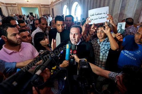 20 juin 2011 : Tribunal de première Instance de Tunis, Chambre criminelle, la justice tunisienne a entamé aujourd’hui le procès de Benali et de sa femme en son absence, cette audience est la première parmi les 93 procédures engagées contre le président déchu, dont 35 relèvent de la justice militaire.Le procès d’aujourd’hui concerne l'affaire du palais de Sidi Dherif où une importante quantité de devises et des bijoux de valeur ont été saisis. Ben Ali est également accusé de  détention d'armes et de possession de stupéfiants, saisis au palais de Carthage.  Il est passible de peines allant de 5 à 20 ans de prison. 