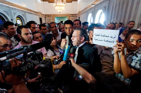 20 juin 2011 : Tribunal de première Instance de Tunis, Chambre criminelle, la justice tunisienne a entamé aujourd’hui le procès de Benali et de sa femme en son absence, cette audience est la première parmi les 93 procédures engagées contre le président déchu, dont 35 relèvent de la justice militaire.Le procès d’aujourd’hui concerne l'affaire du palais de Sidi Dherif où une importante quantité de devises et des bijoux de valeur ont été saisis. Ben Ali est également accusé de  détention d'armes et de possession de stupéfiants, saisis au palais de Carthage.  Il est passible de peines allant de 5 à 20 ans de prison. 