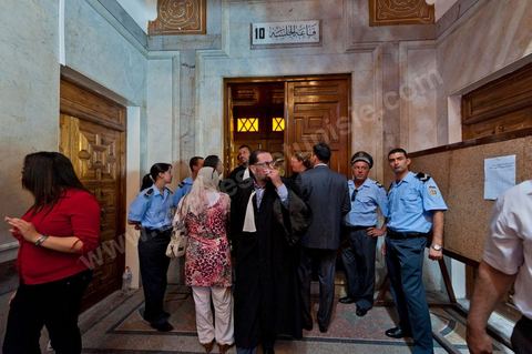 20 juin 2011 : Tribunal de première Instance de Tunis, Chambre criminelle, la justice tunisienne a entamé aujourd’hui le procès de Benali et de sa femme en son absence, cette audience est la première parmi les 93 procédures engagées contre le président déchu, dont 35 relèvent de la justice militaire.Le procès d’aujourd’hui concerne l'affaire du palais de Sidi Dherif où une importante quantité de devises et des bijoux de valeur ont été saisis. Ben Ali est également accusé de  détention d'armes et de possession de stupéfiants, saisis au palais de Carthage.  Il est passible de peines allant de 5 à 20 ans de prison. 