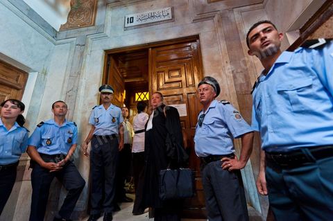 20 juin 2011 : Tribunal de première Instance de Tunis, Chambre criminelle, la justice tunisienne a entamé aujourd’hui le procès de Benali et de sa femme en son absence, cette audience est la première parmi les 93 procédures engagées contre le président déchu, dont 35 relèvent de la justice militaire.Le procès d’aujourd’hui concerne l'affaire du palais de Sidi Dherif où une importante quantité de devises et des bijoux de valeur ont été saisis. Ben Ali est également accusé de  détention d'armes et de possession de stupéfiants, saisis au palais de Carthage.  Il est passible de peines allant de 5 à 20 ans de prison. 