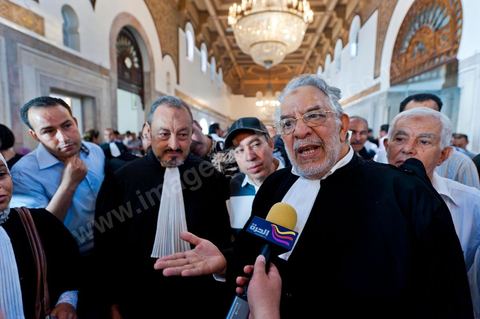 20 juin 2011 : Tribunal de première Instance de Tunis, Chambre criminelle, la justice tunisienne a entamé aujourd’hui le procès de Benali et de sa femme en son absence, cette audience est la première parmi les 93 procédures engagées contre le président déchu, dont 35 relèvent de la justice militaire.Le procès d’aujourd’hui concerne l'affaire du palais de Sidi Dherif où une importante quantité de devises et des bijoux de valeur ont été saisis. Ben Ali est également accusé de  détention d'armes et de possession de stupéfiants, saisis au palais de Carthage.  Il est passible de peines allant de 5 à 20 ans de prison. 