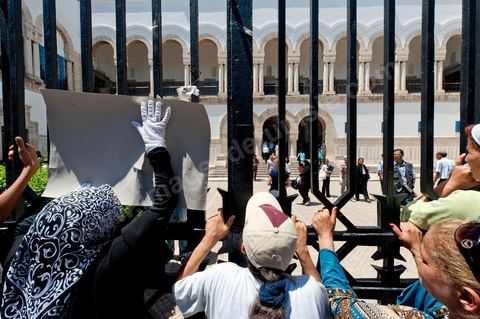 20 juin 2011 : une petite dizaine de manifestants devant le Tribunal de première Instance de Tunis, Chambre criminelle, la justice tunisienne a entamé aujourd’hui le procès de Benali et de sa femme en son absence, cette audience est la première parmi les 93 procédures engagées contre le président déchu, dont 35 relèvent de la justice militaire.Le procès d’aujourd’hui concerne l'affaire du palais de Sidi Dherif où une importante quantité de devises et des bijoux de valeur ont été saisis. Ben Ali est également accusé de  détention d'armes et de possession de stupéfiants, saisis au palais de Carthage.  Il est passible de peines allant de 5 à 20 ans de prison. 