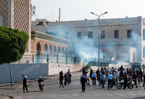 A la fin de la fin de la deuxième prière de l'après midi les manifestants refusent de quitter la mosquée et apel à un sit in sur la place de la Kasbah à moins de 100 m de là, la police décide alors un assaut sur la mosquée avec lacrymo et intrusion de policiers en civil pour tenter d'évacuer, sans succès, les manifestants retrancher à l'intérieur de la salle des prières.