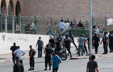 A la fin de la fin de la deuxième prière de l'après midi les manifestants refusent de quitter la mosquée et apel à un sit in sur la place de la Kasbah à moins de 100 m de là, la police décide alors un assaut sur la mosquée avec lacrymo et intrusion de policiers en civil pour tenter d'évacuer, sans succès, les manifestants retrancher à l'intérieur de la salle des prières.