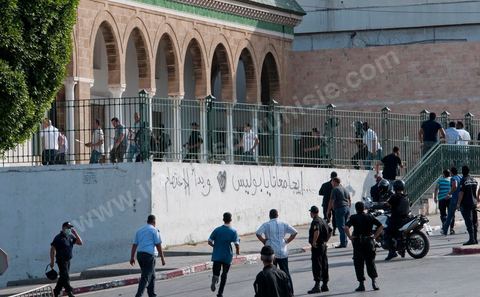 A la fin de la fin de la deuxième prière de l'après midi les manifestants refusent de quitter la mosquée et apel à un sit in sur la place de la Kasbah à moins de 100 m de là, la police décide alors un assaut sur la mosquée avec lacrymo et intrusion de policiers en civil pour tenter d'évacuer, sans succès, les manifestants retrancher à l'intérieur de la salle des prières.