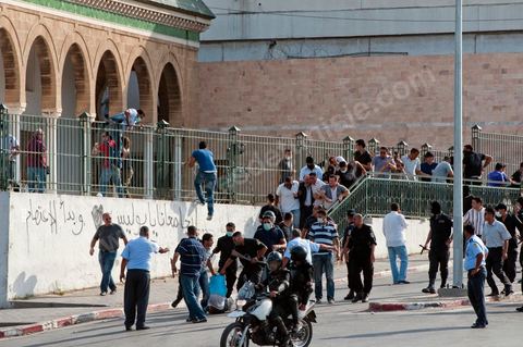 A la fin de la fin de la deuxième prière de l'après midi les manifestants refusent de quitter la mosquée et apel à un sit in sur la place de la Kasbah à moins de 100 m de là, la police décide alors un assaut sur la mosquée avec lacrymo et intrusion de policiers en civil pour tenter d'évacuer, sans succès, les manifestants retrancher à l'intérieur de la salle des prières.