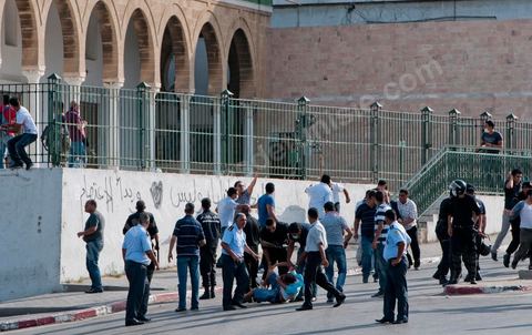 A la fin de la fin de la deuxième prière de l'après midi les manifestants refusent de quitter la mosquée et apel à un sit in sur la place de la Kasbah à moins de 100 m de là, la police décide alors un assaut sur la mosquée avec lacrymo et intrusion de policiers en civil pour tenter d'évacuer, sans succès, les manifestants retrancher à l'intérieur de la salle des prières.