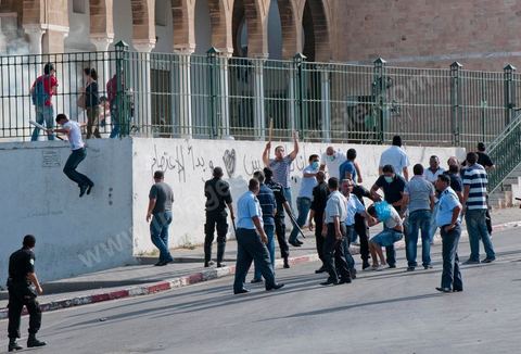 A la fin de la fin de la deuxième prière de l'après midi les manifestants refusent de quitter la mosquée et apel à un sit in sur la place de la Kasbah à moins de 100 m de là, la police décide alors un assaut sur la mosquée avec lacrymo et intrusion de policiers en civil pour tenter d'évacuer, sans succès, les manifestants retrancher à l'intérieur de la salle des prières.