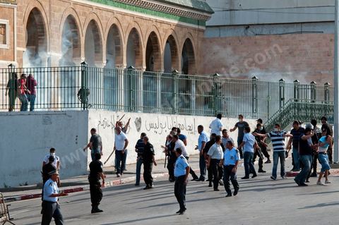 A la fin de la fin de la deuxième prière de l'après midi les manifestants refusent de quitter la mosquée et apel à un sit in sur la place de la Kasbah à moins de 100 m de là, la police décide alors un assaut sur la mosquée avec lacrymo et intrusion de policiers en civil pour tenter d'évacuer, sans succès, les manifestants retrancher à l'intérieur de la salle des prières.