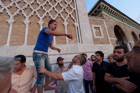 Après les assauts de la police et les négociations infructueuses les manifestations gardent leur position à l'intérieur de l'enceinte de la mosquée de la Kasbah. S'organie alors des discussions et débats.