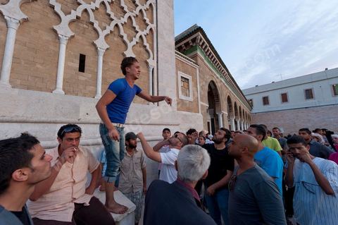 Après les assauts de la police et les négociations infructueuses les manifestations gardent leur position à l'intérieur de l'enceinte de la mosquée de la Kasbah. S'organie alors des discussions et débats.