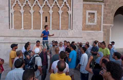 Après les assauts de la police et les négociations infructueuses les manifestations gardent leur position à l'intérieur de l'enceinte de la mosquée de la Kasbah. S'organie alors des discussions et débats.