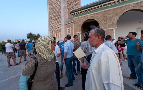 Après les assauts de la police et les négociations infructueuses les manifestations gardent leur position à l'intérieur de l'enceinte de la mosquée de la Kasbah. S'organie alors des discussions et débats.