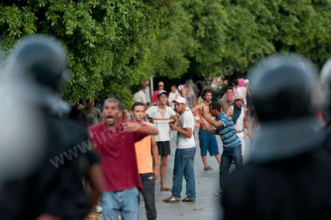 Dans les rues avoisinants la place de la Kasbah nombreuses confrontations entre des petits groupes de jeunes et de la police à jet de pierre d'un côté et lacrymo de l'autre