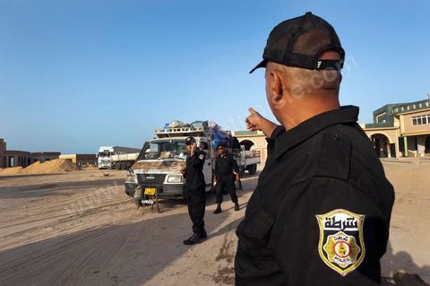 Patrouille de contrôle de la police tunisienne au poste frontalier de Ras Jedir à la frontière avec la Libye.