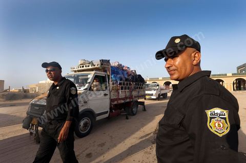 Patrouille de contrôle de la police tunisienne au poste frontalier de Ras Jedir à la frontière avec la Libye.