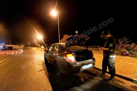 Patrouille de nuit contrôlant l'entrée de l'ïle touristique de Djerba, la police contrôle l'ensemble des véhicules et individus afin de sécuriser l'île durant la saison touristique estivale