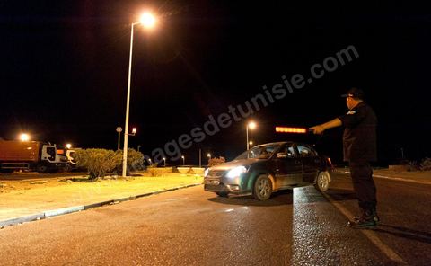 Patrouille de nuit contrôlant l'entrée de l'ïle touristique de Djerba, la police contrôle l'ensemble des véhicules et individus afin de sécuriser l'île durant la saison touristique estivale
