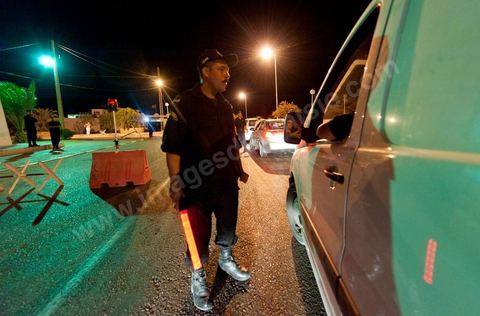 Patrouille de nuit contrôlant l'entrée de l'ïle touristique de Djerba, la police contrôle l'ensemble des véhicules et individus afin de sécuriser l'île durant la saison touristique estivale