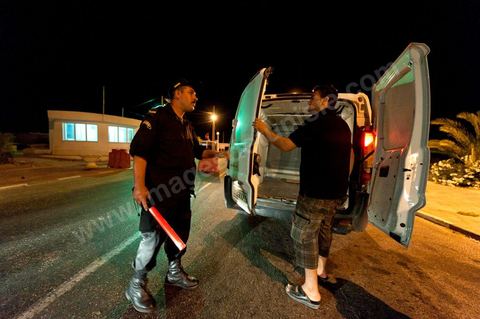 Patrouille de nuit contrôlant l'entrée de l'ïle touristique de Djerba, la police contrôle l'ensemble des véhicules et individus afin de sécuriser l'île durant la saison touristique estivale