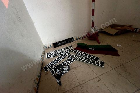 Plaques d'immatriculations libyennes saisies dans les locaux de la brigade de Djerba
