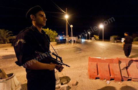 Patrouille de nuit contrôlant l'entrée de l'ïle touristique de Djerba, la police contrôle l'ensemble des véhicules et individus afin de sécuriser l'île durant la saison touristique estivale