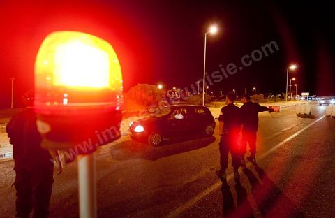 Patrouille de nuit contrôlant l'entrée de l'ïle touristique de Djerba, la police contrôle l'ensemble des véhicules et individus afin de sécuriser l'île durant la saison touristique estivale
