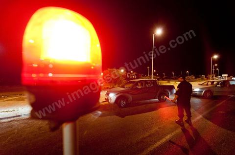 Patrouille de nuit contrôlant l'entrée de l'ïle touristique de Djerba, la police contrôle l'ensemble des véhicules et individus afin de sécuriser l'île durant la saison touristique estivale
