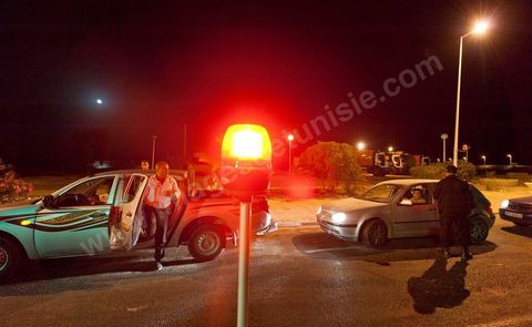 Patrouille de nuit contrôlant l'entrée de l'ïle touristique de Djerba, la police contrôle l'ensemble des véhicules et individus afin de sécuriser l'île durant la saison touristique estivale