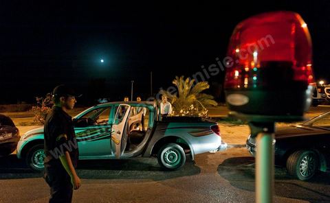 Patrouille de nuit contrôlant l'entrée de l'ïle touristique de Djerba, la police contrôle l'ensemble des véhicules et individus afin de sécuriser l'île durant la saison touristique estivale