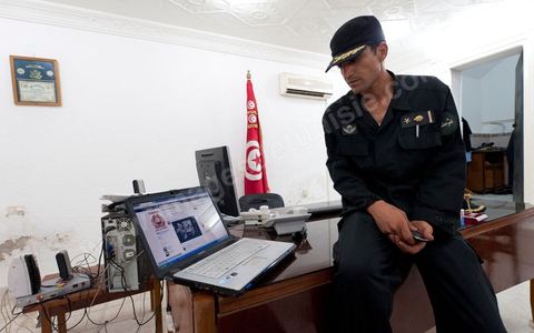 Commandant de la brigade de Djerba montrant la page Facebook officielle de la caserne de Djerba El Kantara