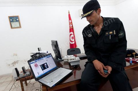 Commandant de la brigade de Djerba montrant la page Facebook officielle de la caserne de Djerba El Kantara