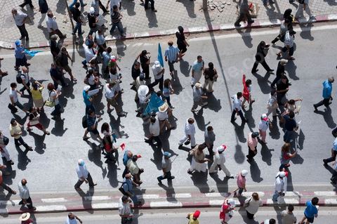 21 juillet 2011 : marche citoyenne organisée par les partis démocrates tunisiens à Tunis. face aux tentatives de semer le chaos dans le pays et de renverser les institutions nées d'un consensus national, les partis signataires ont appelés les citoyens à une marche nationale ce jeudi. Cette marche est organisée par les partis libéraux suivants : PDP, Ettajdid, Afek Tounes, Al Wifek Jomhouri, PSG, la Voie du Centre, Mouvement de la citoyenneté et de la justice. la manif se déroule avec en tête les principaux leaders des partis politiques pour la première fois en semble dans une manifestation.