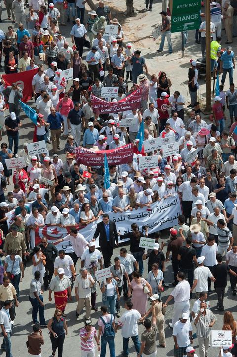 21 juillet 2011 : marche citoyenne organisée par les partis démocrates tunisiens à Tunis. face aux tentatives de semer le chaos dans le pays et de renverser les institutions nées d'un consensus national, les partis signataires ont appelés les citoyens à une marche nationale ce jeudi. Cette marche est organisée par les partis libéraux suivants : PDP, Ettajdid, Afek Tounes, Al Wifek Jomhouri, PSG, la Voie du Centre, Mouvement de la citoyenneté et de la justice. la manif se déroule avec en tête les principaux leaders des partis politiques pour la première fois en semble dans une manifestation.