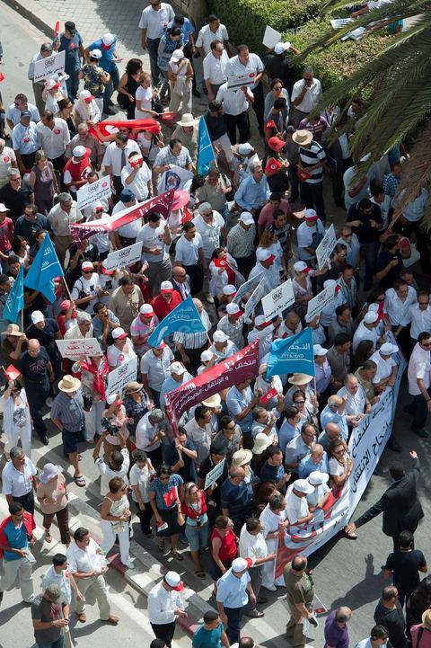 21 juillet 2011 : marche citoyenne organisée par les partis démocrates tunisiens à Tunis. face aux tentatives de semer le chaos dans le pays et de renverser les institutions nées d'un consensus national, les partis signataires ont appelés les citoyens à une marche nationale ce jeudi. Cette marche est organisée par les partis libéraux suivants : PDP, Ettajdid, Afek Tounes, Al Wifek Jomhouri, PSG, la Voie du Centre, Mouvement de la citoyenneté et de la justice. la manif se déroule avec en tête les principaux leaders des partis politiques pour la première fois en semble dans une manifestation.