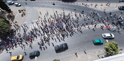 21 juillet 2011 : marche citoyenne organisée par les partis démocrates tunisiens à Tunis. face aux tentatives de semer le chaos dans le pays et de renverser les institutions nées d'un consensus national, les partis signataires ont appelés les citoyens à une marche nationale ce jeudi. Cette marche est organisée par les partis libéraux suivants : PDP, Ettajdid, Afek Tounes, Al Wifek Jomhouri, PSG, la Voie du Centre, Mouvement de la citoyenneté et de la justice. la manif se déroule avec en tête les principaux leaders des partis politiques pour la première fois en semble dans une manifestation.