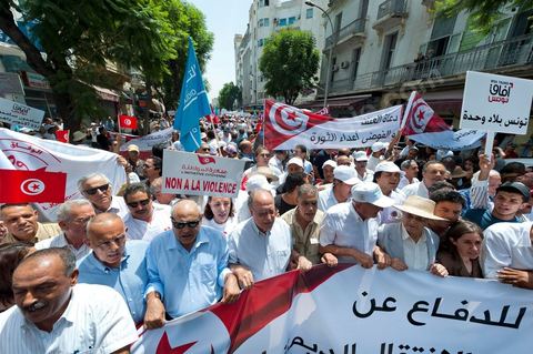 21 juillet 2011 : Chebbi, Boujjafar et Brahim en tête de la marche citoyenne organisée par les partis démocrates tunisiens à Tunis. face aux tentatives de semer le chaos dans le pays et de renverser les institutions nées d'un consensus national, les partis signataires ont appelés les citoyens à une marche nationale ce jeudi. Cette marche est organisée par les partis libéraux suivants : PDP, Ettajdid, Afek Tounes, Al Wifek Jomhouri, PSG, la Voie du Centre, Mouvement de la citoyenneté et de la justice. la manif se déroule avec en tête les principaux leaders des partis politiques pour la première fois en semble dans une manifestation.