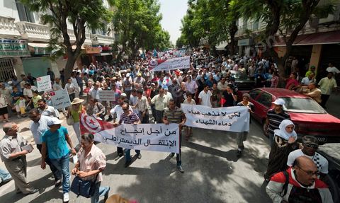 21 juillet 2011 : marche citoyenne organisée par les partis démocrates tunisiens à Tunis. face aux tentatives de semer le chaos dans le pays et de renverser les institutions nées d'un consensus national, les partis signataires ont appelés les citoyens à une marche nationale ce jeudi. Cette marche est organisée par les partis libéraux suivants : PDP, Ettajdid, Afek Tounes, Al Wifek Jomhouri, PSG, la Voie du Centre, Mouvement de la citoyenneté et de la justice. la manif se déroule avec en tête les principaux leaders des partis politiques pour la première fois en semble dans une manifestation.