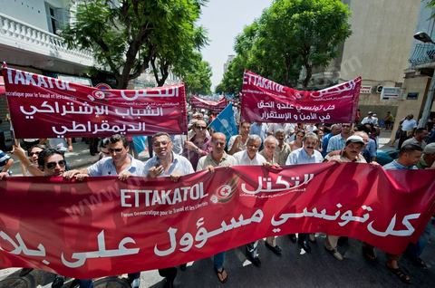21 juillet 2011 : marche citoyenne organisée par les partis démocrates tunisiens à Tunis. face aux tentatives de semer le chaos dans le pays et de renverser les institutions nées d'un consensus national, les partis signataires ont appelés les citoyens à une marche nationale ce jeudi. Cette marche est organisée par les partis libéraux suivants : PDP, Ettajdid, Afek Tounes, Al Wifek Jomhouri, PSG, la Voie du Centre, Mouvement de la citoyenneté et de la justice. la manif se déroule avec en tête les principaux leaders des partis politiques pour la première fois en semble dans une manifestation.