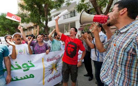 21 juillet 2011 : marche citoyenne organisée par les partis démocrates tunisiens à Tunis. face aux tentatives de semer le chaos dans le pays et de renverser les institutions nées d'un consensus national, les partis signataires ont appelés les citoyens à une marche nationale ce jeudi. Cette marche est organisée par les partis libéraux suivants : PDP, Ettajdid, Afek Tounes, Al Wifek Jomhouri, PSG, la Voie du Centre, Mouvement de la citoyenneté et de la justice. la manif se déroule avec en tête les principaux leaders des partis politiques pour la première fois en semble dans une manifestation.