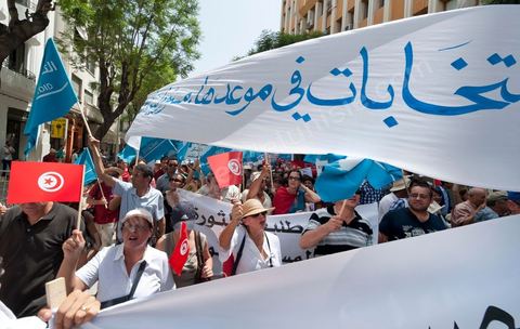 21 juillet 2011 : marche citoyenne organisée par les partis démocrates tunisiens à Tunis. face aux tentatives de semer le chaos dans le pays et de renverser les institutions nées d'un consensus national, les partis signataires ont appelés les citoyens à une marche nationale ce jeudi. Cette marche est organisée par les partis libéraux suivants : PDP, Ettajdid, Afek Tounes, Al Wifek Jomhouri, PSG, la Voie du Centre, Mouvement de la citoyenneté et de la justice. la manif se déroule avec en tête les principaux leaders des partis politiques pour la première fois en semble dans une manifestation.