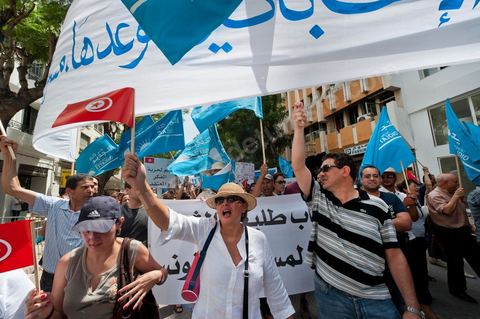 21 juillet 2011 : marche citoyenne organisée par les partis démocrates tunisiens à Tunis. face aux tentatives de semer le chaos dans le pays et de renverser les institutions nées d'un consensus national, les partis signataires ont appelés les citoyens à une marche nationale ce jeudi. Cette marche est organisée par les partis libéraux suivants : PDP, Ettajdid, Afek Tounes, Al Wifek Jomhouri, PSG, la Voie du Centre, Mouvement de la citoyenneté et de la justice. la manif se déroule avec en tête les principaux leaders des partis politiques pour la première fois en semble dans une manifestation.