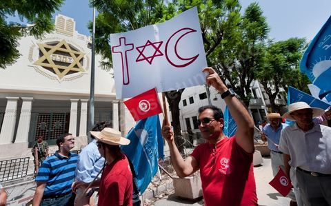 21 juillet 2011 : marche citoyenne organisée par les partis démocrates tunisiens à Tunis. face aux tentatives de semer le chaos dans le pays et de renverser les institutions nées d'un consensus national, les partis signataires ont appelés les citoyens à une marche nationale ce jeudi. Cette marche est organisée par les partis libéraux suivants : PDP, Ettajdid, Afek Tounes, Al Wifek Jomhouri, PSG, la Voie du Centre, Mouvement de la citoyenneté et de la justice. la manif se déroule avec en tête les principaux leaders des partis politiques pour la première fois en semble dans une manifestation.