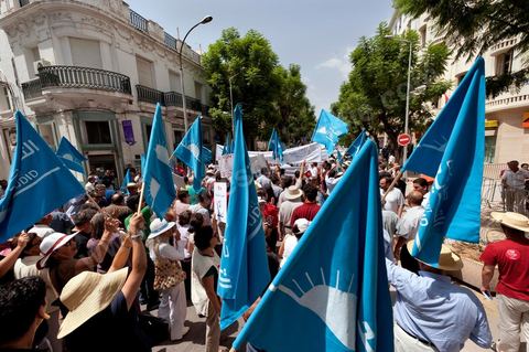21 juillet 2011 : marche citoyenne organisée par les partis démocrates tunisiens à Tunis. face aux tentatives de semer le chaos dans le pays et de renverser les institutions nées d'un consensus national, les partis signataires ont appelés les citoyens à une marche nationale ce jeudi. Cette marche est organisée par les partis libéraux suivants : PDP, Ettajdid, Afek Tounes, Al Wifek Jomhouri, PSG, la Voie du Centre, Mouvement de la citoyenneté et de la justice. la manif se déroule avec en tête les principaux leaders des partis politiques pour la première fois en semble dans une manifestation.