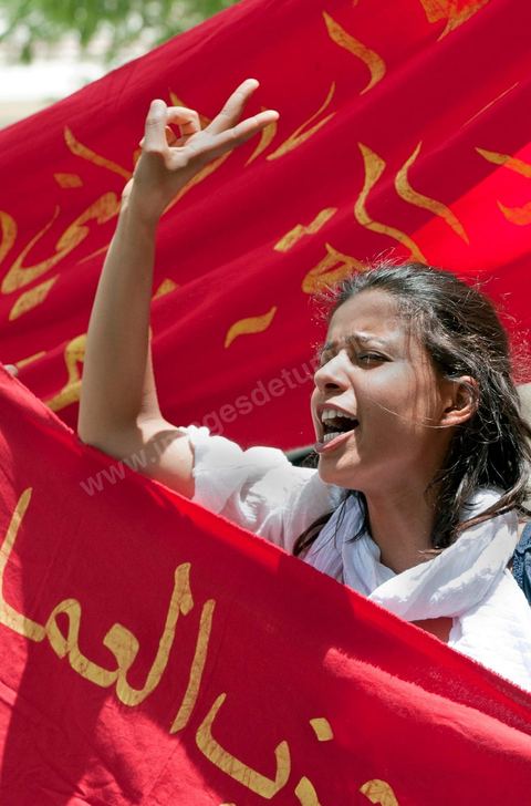 21 juillet 2011 : marche citoyenne organisée par les partis démocrates tunisiens à Tunis. face aux tentatives de semer le chaos dans le pays et de renverser les institutions nées d'un consensus national, les partis signataires ont appelés les citoyens à une marche nationale ce jeudi. Cette marche est organisée par les partis libéraux suivants : PDP, Ettajdid, Afek Tounes, Al Wifek Jomhouri, PSG, la Voie du Centre, Mouvement de la citoyenneté et de la justice. la manif se déroule avec en tête les principaux leaders des partis politiques pour la première fois en semble dans une manifestation.