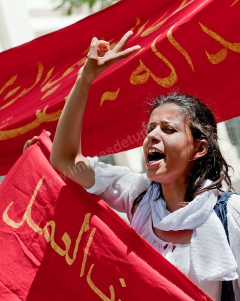 21 juillet 2011 : marche citoyenne organisée par les partis démocrates tunisiens à Tunis. face aux tentatives de semer le chaos dans le pays et de renverser les institutions nées d'un consensus national, les partis signataires ont appelés les citoyens à une marche nationale ce jeudi. Cette marche est organisée par les partis libéraux suivants : PDP, Ettajdid, Afek Tounes, Al Wifek Jomhouri, PSG, la Voie du Centre, Mouvement de la citoyenneté et de la justice. la manif se déroule avec en tête les principaux leaders des partis politiques pour la première fois en semble dans une manifestation.